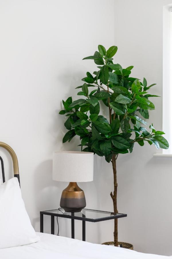 Beachside Retreat 2-Bedroom Gem With Free Private Parking & Outdoor Space ブライトン エクステリア 写真