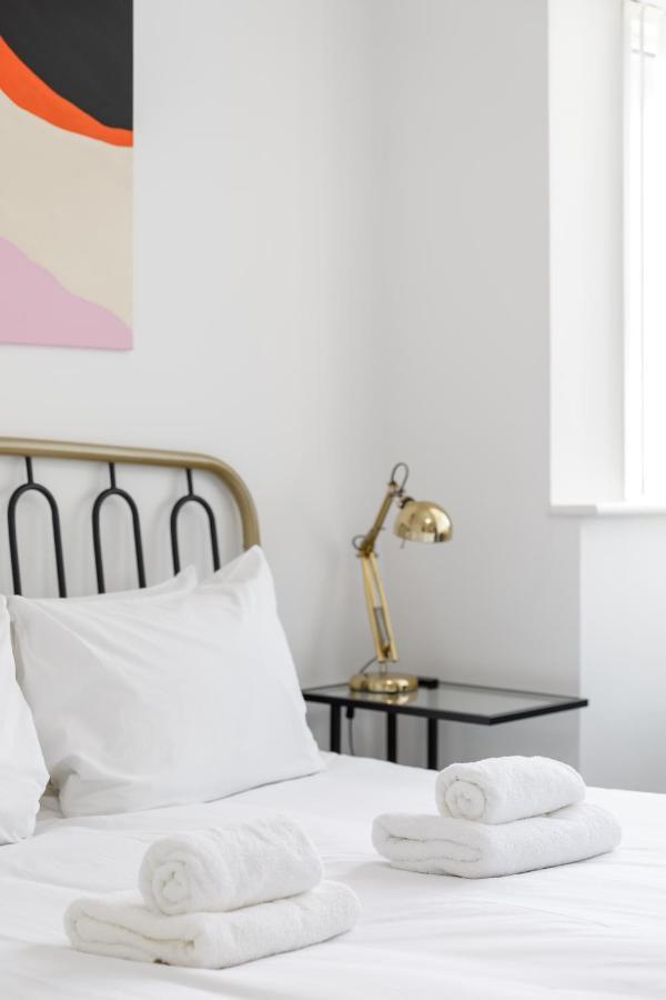 Beachside Retreat 2-Bedroom Gem With Free Private Parking & Outdoor Space ブライトン エクステリア 写真