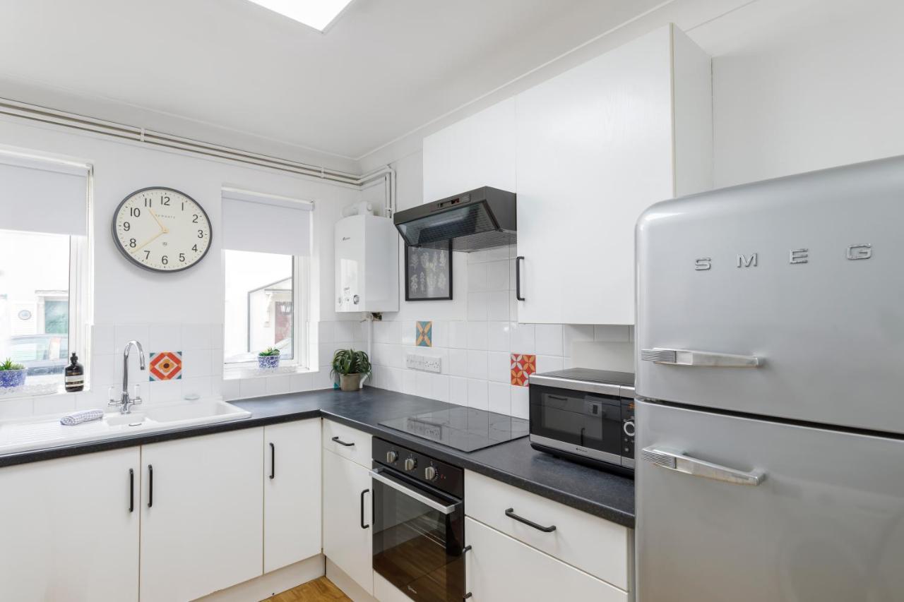 Beachside Retreat 2-Bedroom Gem With Free Private Parking & Outdoor Space ブライトン エクステリア 写真