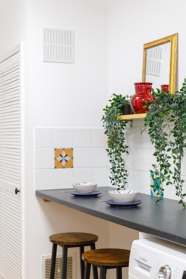 Beachside Retreat 2-Bedroom Gem With Free Private Parking & Outdoor Space ブライトン エクステリア 写真