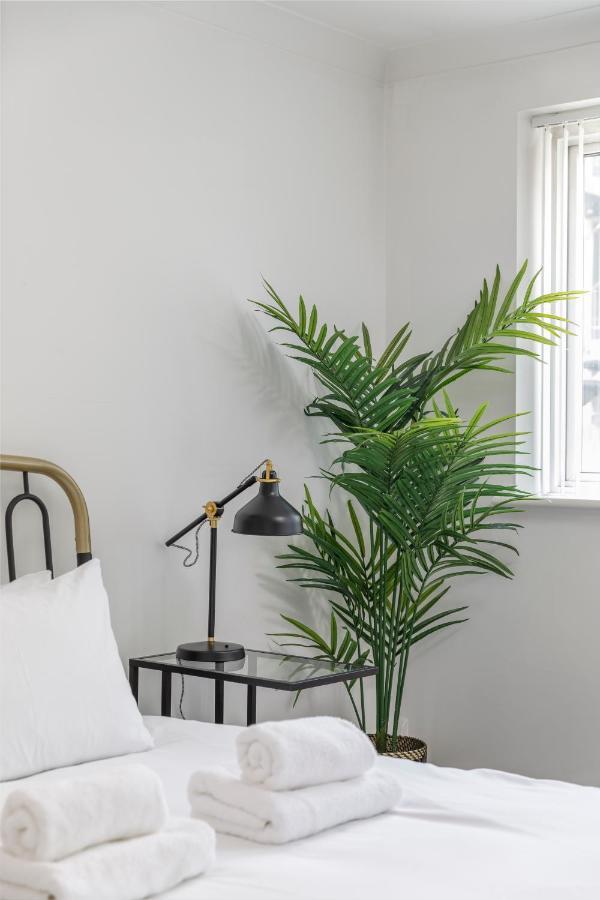 Beachside Retreat 2-Bedroom Gem With Free Private Parking & Outdoor Space ブライトン エクステリア 写真